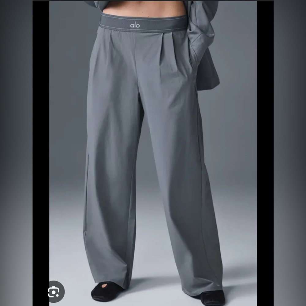 Women’s Alo trousers gray